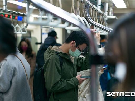 快訊／延誤2分鐘！乘客聞濃烈燒焦味 捷運公司急清空車廂