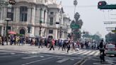Extrabajadores de Ruta 100 bloquean Eje Central y marchan al Zócalo