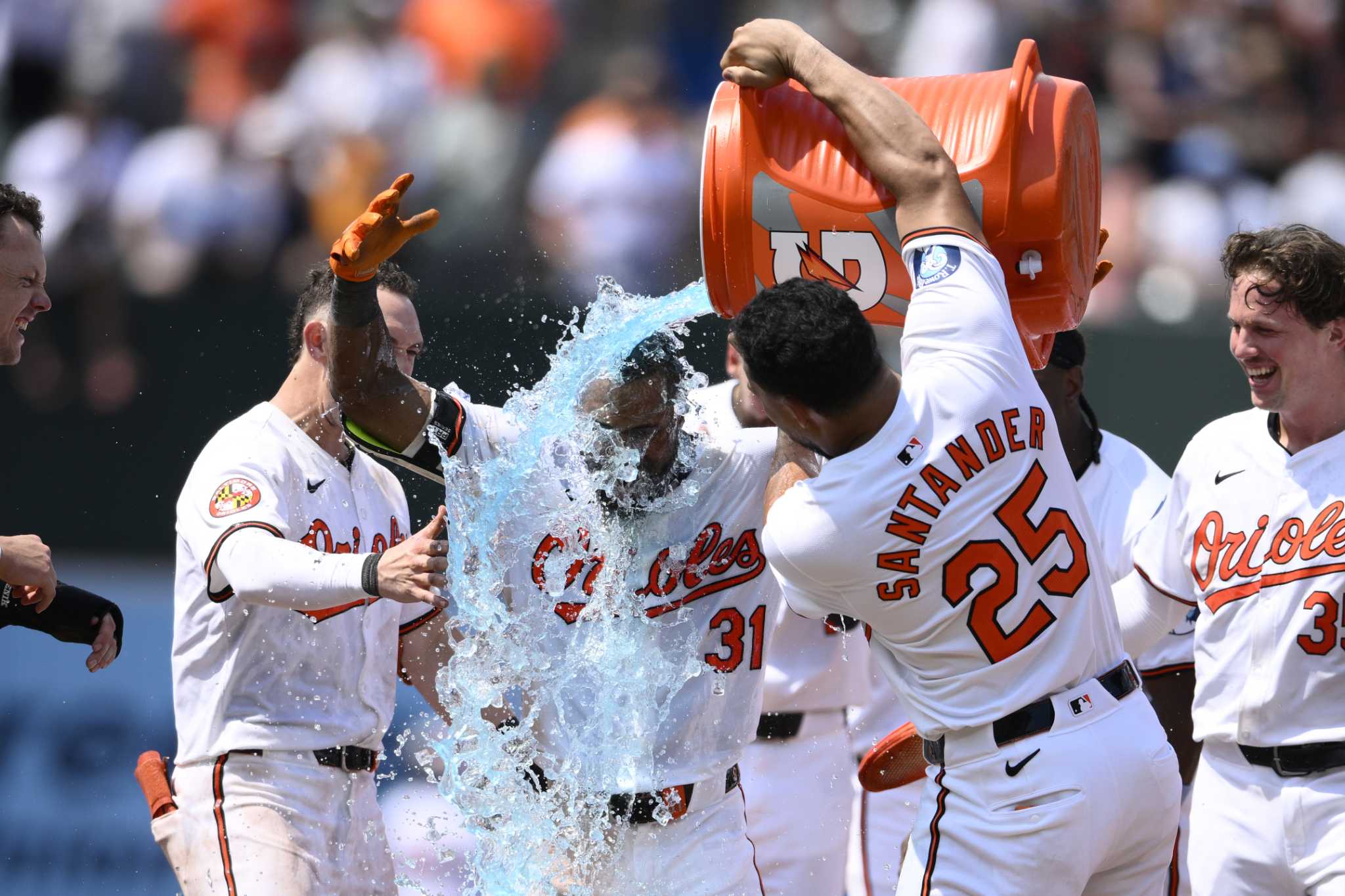 Yankees, Orioles both score 3 in the ninth. After all that chaos, Baltimore leads the division by 1