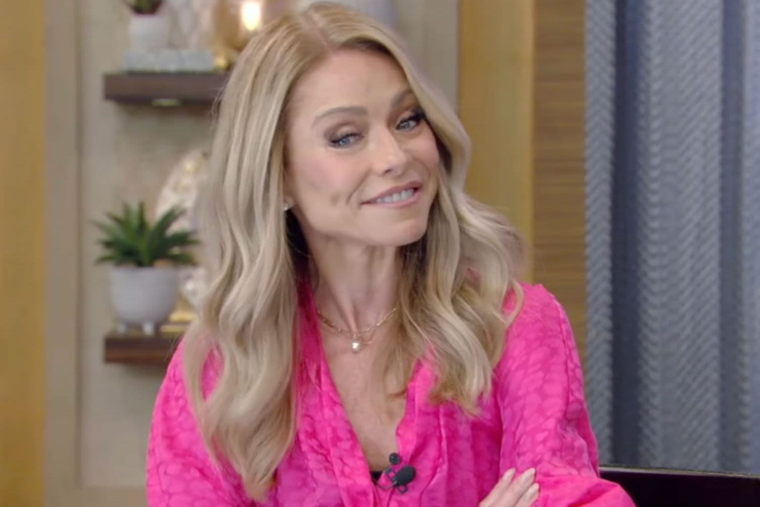 Kelly Ripa Complains Her Hair Is Still Gray After 11 Hours in Color Chair: ‘I Don’t Know What to Do’