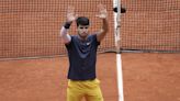 Alcaraz arrolla a Auger-Aliassime y se cita con Tsitsipas en los cuartos del Garros