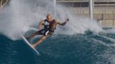 Kelly Slater se mete en un tubo con un bebé en el pecho