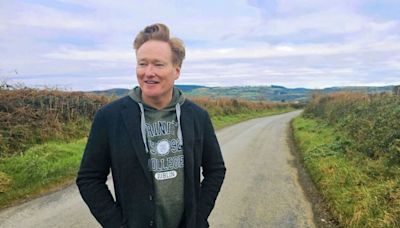 Por qué ver “Conan O’Brien Must Go”, una serie donde el conductor busca aplausos y desata risas mientras viaja por el mundo