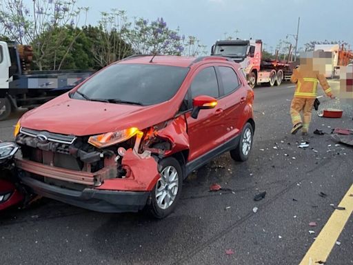 國道1號6車連環撞零件噴散 2駕駛受傷送醫