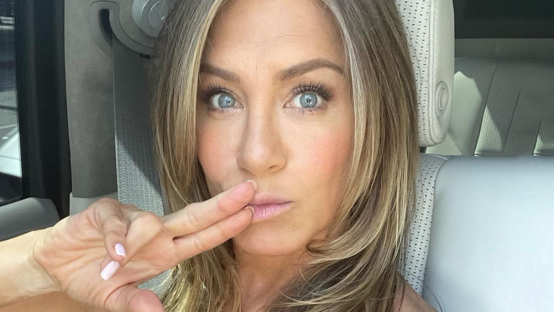 Jennifer Aniston flashes her abs in a crop top and leggings for gym selfie