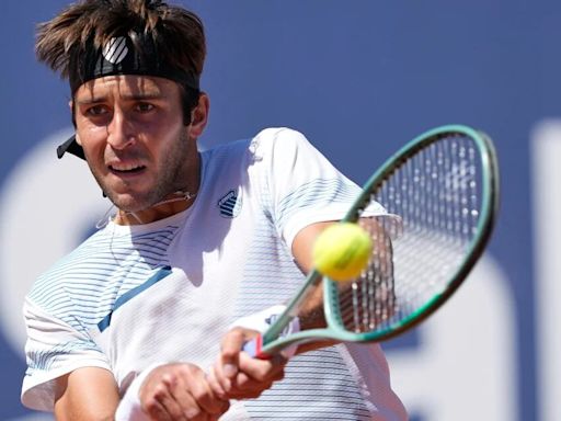 El argentino Tomás Etcheverry se clasificó a la semifinal del ATP 500 de Barcelona y Díaz Acosta rozó el batacazo ante Tsitsipás