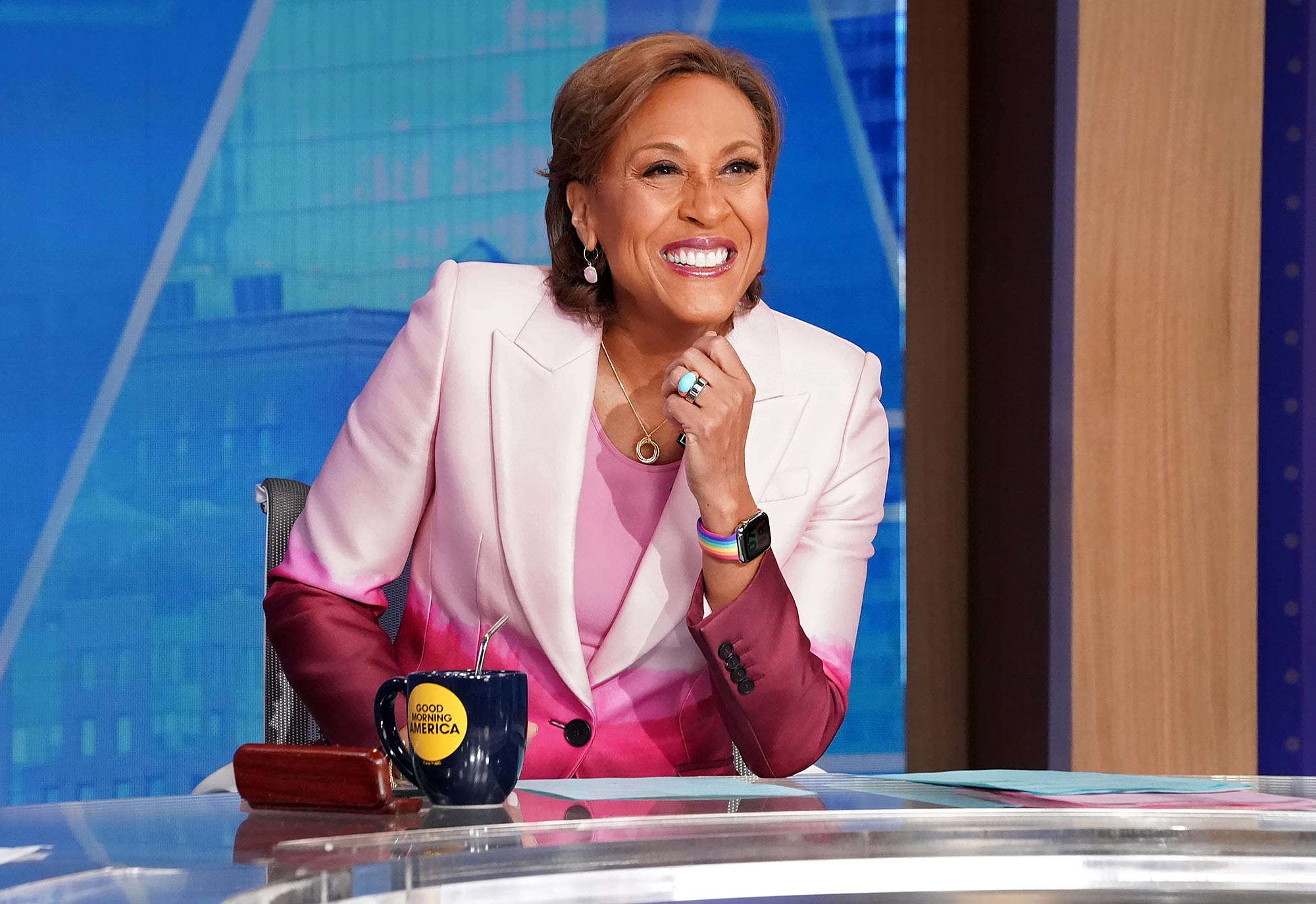 Robin Roberts Returns to ‘GMA’ With a Fractured Wrist After ‘Tumble on the Tennis Court’