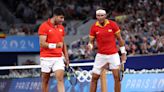 El momento olímpico del día: Rafael Nadal y Carlos Alcaraz, la nueva dupla favorita del tenis, gana en su debut en dobles