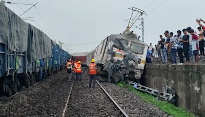 Jharkhand train accident LIVE updates: Howrah-Mumbai mail derails in Charadharpur, 2 killed, 20 injured