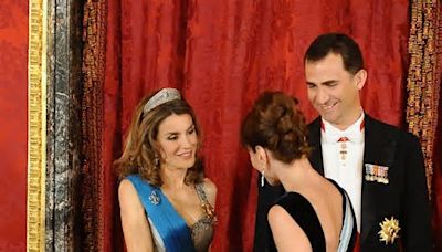 Hace 15 años: Letizia Ortiz con el Caprile de las tres versiones y la reina Sofía de Valentino para recibir a Nicolas Sarkozy y Carla Bruni (que vistió de Dior)