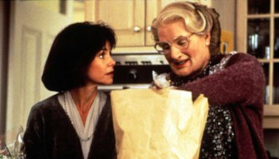 Robin Williams changed 'Mrs. Doubtfire' filming order so Sally Field could mourn father