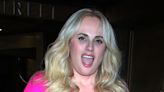 ¡Rebel Wilson asegura que miembro de la realeza británica la invitó a fiesta con drogas y orgías!