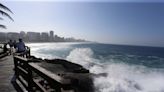 Mar agitado no Rio: banhistas evitam mergulho por causa da ressaca na orla