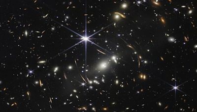 Fusão de buracos negros mais distante já vista é detectada por James Webb