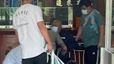 台南前議長吳健保假釋出獄 坐輪椅出大門搭阿法7人座離去