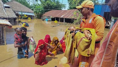 Bihar Floods: People scream in panic as Kosi river water levels surge, embankment breached in Darbhanga | Watch | Today News