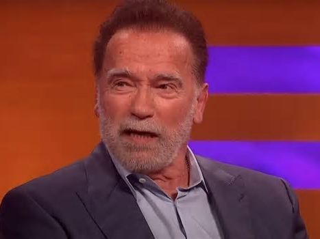 Arnold Schwarzenegger cita il discorso di Robert Downey Jr. agli Oscar e ricorda la sua infanzia infelice con un padre alcolizzato e violento