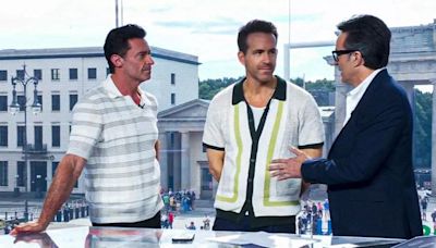 Sorpresa absoluta: Ryan Reynolds y Hugh Jackman se cuelan en el plató de los deportes de TVE