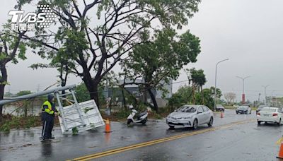 一早雷雨狂炸！高雄路樹、電杆、號誌倒塌阻車道 慘烈畫面曝