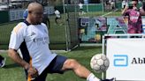 Roberto Carlos juega al fútbol con 150 niños en Chicago en un evento benéfico del Madrid