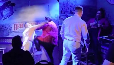 Padre de familia golpeó a cómico en pleno show por mensaje ofensivo contra su hijo