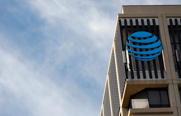 AT&T cellular users report widespread cell outages; carrier says 911 impacts were reported in ‘error’