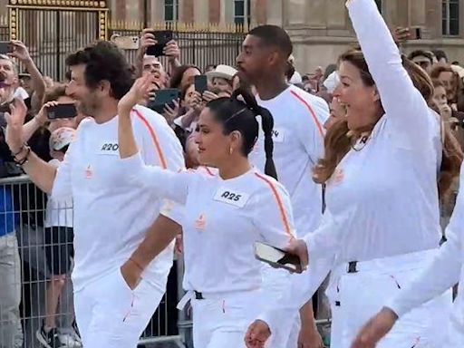 Salma Hayek et Patrick Bruel sur le relais de la flamme olympique à Versailles