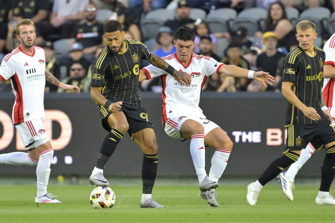 Deadspin | LAFC move into tie for first in West with rout of Earthquakes