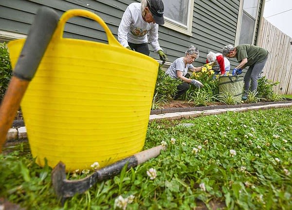 PHOTOS: River Valley Master Gardeners brighten up visitor center in Fort Smith | Northwest Arkansas Democrat-Gazette