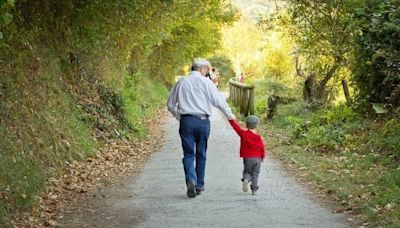 Estar con los abuelos, entre las cosas que más felices hacen a los niños de entre 3 y 8 años