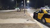 Un motociclista voló 50 metros luego de chocar con un taxi en el Acceso Norte en Las Heras