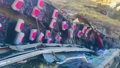 Ônibus cai de abismo e mata 26 pessoas na região dos Andes, no Peru