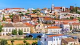 El bonito pueblo de Portugal que fue la antigua capital del Algarve: murallas, torres y un castillo de color rojo