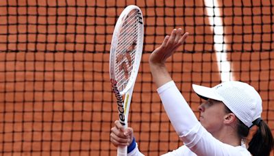 Ruthless Swiatek crushes Vondrousova to reach French Open semis