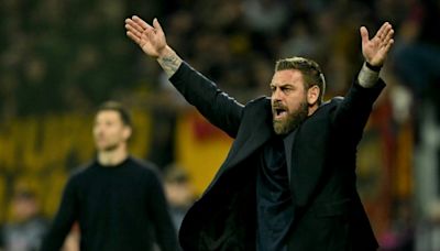 De Rossi signs new Roma deal until 2027