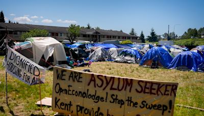 Cientos de solicitantes de asilo acampan cerca de Seattle junto a un motel desocupado