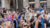 « Les touristes hors de nos quartiers » : A Barcelone, les Espagnols manifestent contre l’excès de visiteurs