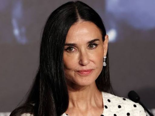 Polémica fotografía de Demi Moore besando a un niño