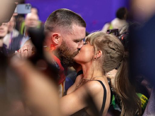 Fans Label Travis Kelce ‘Awesome’ BF As He Hypes Taylor Swift Up After Surprising GF During Eras Tour Dublin