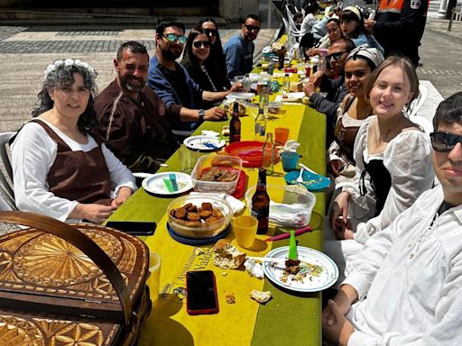 Luarca sale a la calle por el fuero: 'Es un privilegio comer al aire libre y en pleno paseo del Muelle'