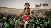 La marioneta Amal llega con mensaje de esperanza al muro fronterizo de la mexicana Tijuana