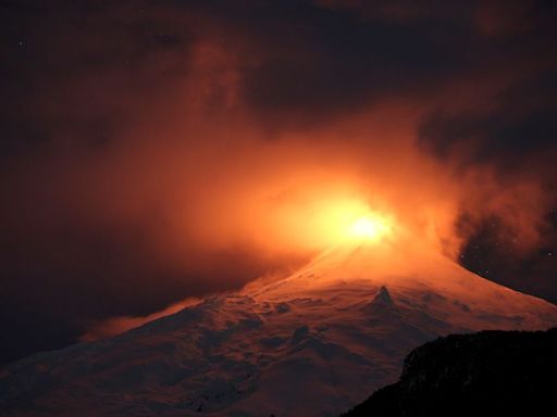 Volcán Villarrica registra nueva explosión: este es el mayor peligro si hace erupción según dos geólogos - La Tercera