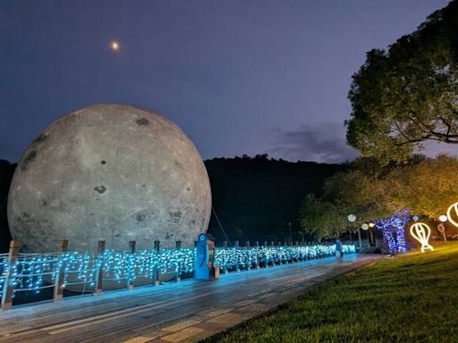 宜蘭梅花湖夜間新亮點 13公尺夢幻月亮展至10月底