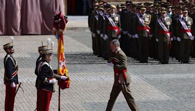 Felipe VI jura la bandera en la Academia de Zaragoza con la princesa Leonor de testigo