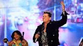 Carlos Vives da testimonio de su legado con fascinante popurrí en los Latin AMAs 2023