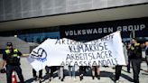 Manifestante en topless interrumpe junta de Volkswagen
