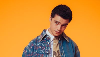 Turtles All the Way Down Star Felix Mallard on Playing a Lonely Billionaire & “Exciting” Ginny & Georgia Season 3 Scripts