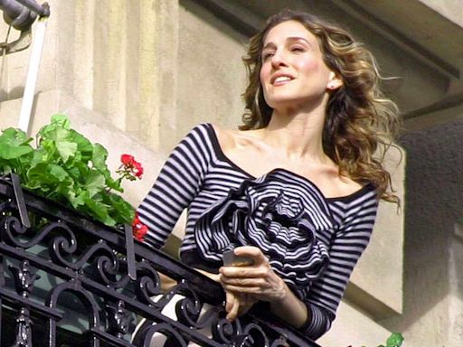See 20 Fashionable Throwback Photos of Sarah Jessica Parker on the “Sex and the City ”Set