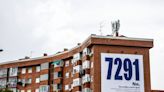 Más Madrid coloca dos lonas en la capital con la cifra que persigue a Ayuso desde el abandono en las residencias: 7.291