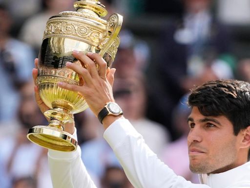 Alcaraz é impiedoso, bate Djokovic e é bicampeão consecutivo de Wimbledon